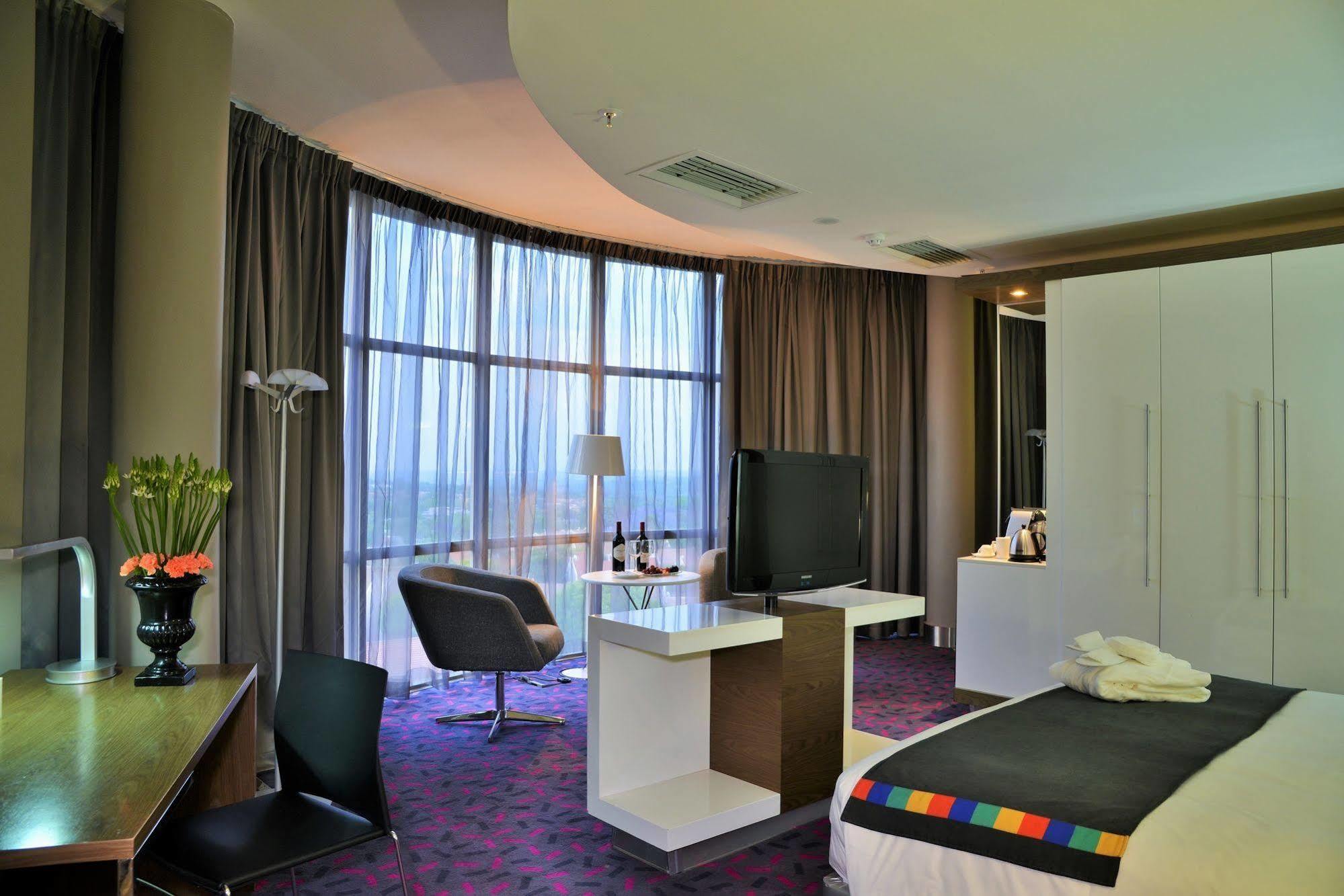 Park Inn Sandton Йоханесбург Екстериор снимка